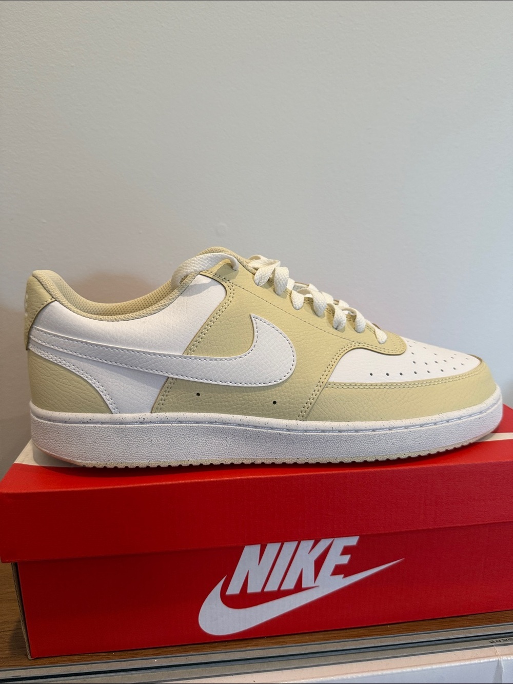 New Nike Men’s Low-Top Sneakers in Cream and White Size 12 - Picture 1 of 6